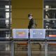 Un soldado camina cerca de la mesa de votación en la escuela de la República de Siria en Santiago (Chile). Foto: trome.com.cl