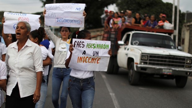 Ciudadanos venezolanos manifestándose en contra de las ejecuciones extrajudiciales. Foto: abc.es