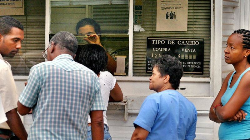 Turistas extranjeros no podrán usar dólares en los bancos de Cuba para obtener moneda local.