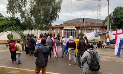 Grupos de sintechos frente a la Municipalidad de Isla Pucu. Foto: Gentileza.