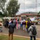 Grupos de sintechos frente a la Municipalidad de Isla Pucu. Foto: Gentileza.