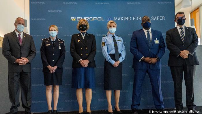 Directores de Europol brindan una conferencia de prensa en La Haya. Foto: DW.