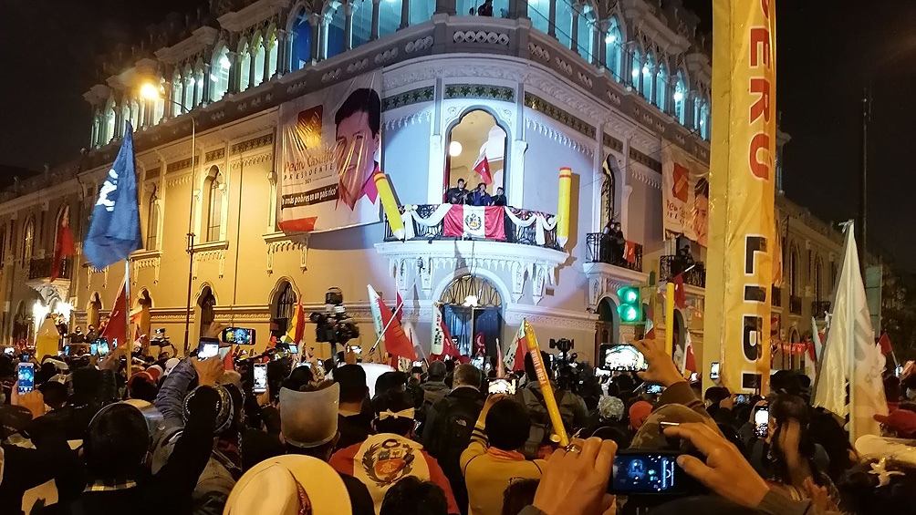 Seguidores de Pedro Castillo ante la sede del partido Perú Libre. Foto: Télam.