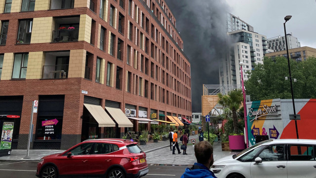 Incendio en la estación de ferrocarril en Londres.