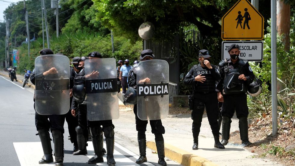 La policía nicaraguense esta ejecutando detenciones por ordenes directas del presidente Daniel Ortega. Foto: La Voz de Galicia.