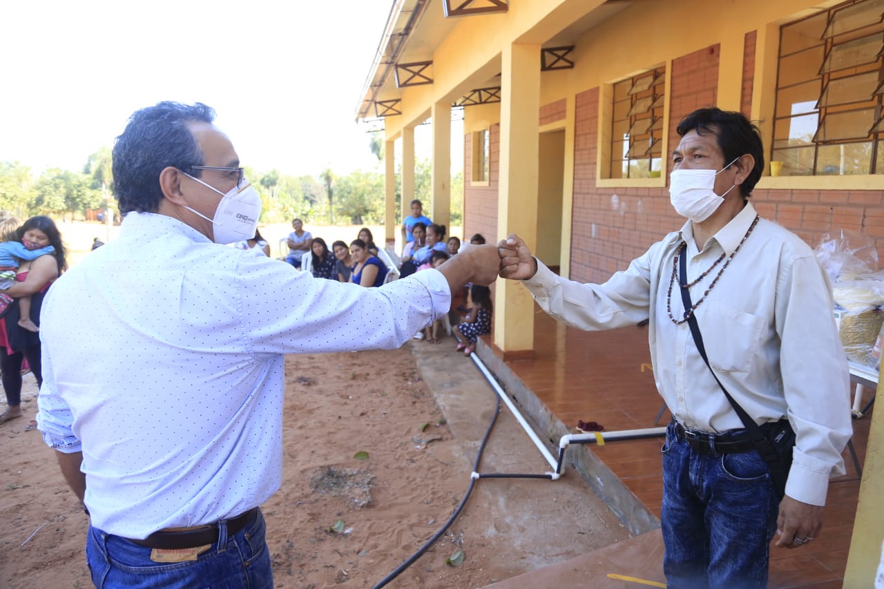 (Twitter: @hugojavierpy) El Gobernador Hugo Javier saludando "modo Covid".