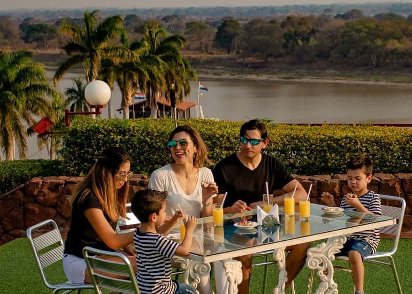 Unas mini vacaciones familiares pueden ser ideales para celebrar el Día del Padre. Foto: Yacht & Golf Resort.