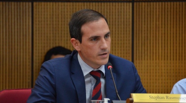 El senador Stephan Rasmussen en la Cámara de Senadores. (Foto Cámara de Senadores).