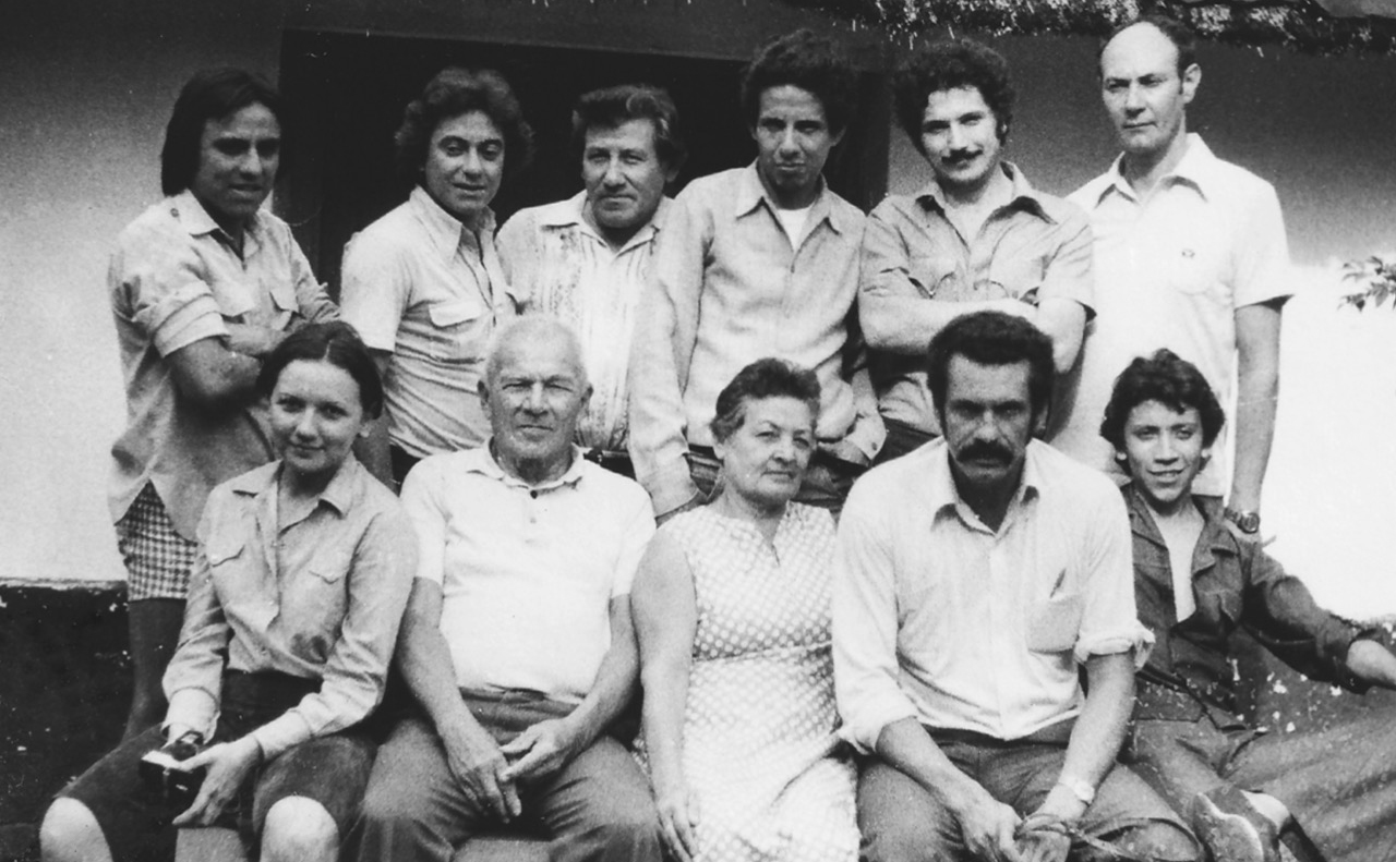 Grupo Aty Ñe'ê. Sentados: Raquel Rojas, Alcibiades González Delvalle y Jorge Brítez. Parados: Antonio y Emiliano González, Arturo, Pereira, Ramón del Río, Tony Carmona y Alejo Pessoa © Yiya Gunsett, 1976