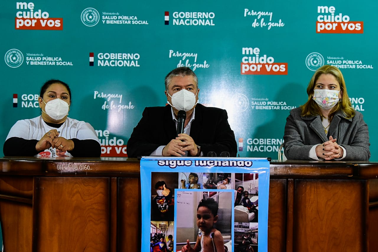 El viceministro Dr. Hernán Martínez hablando en conferencia de prensa. Foto: Gentileza