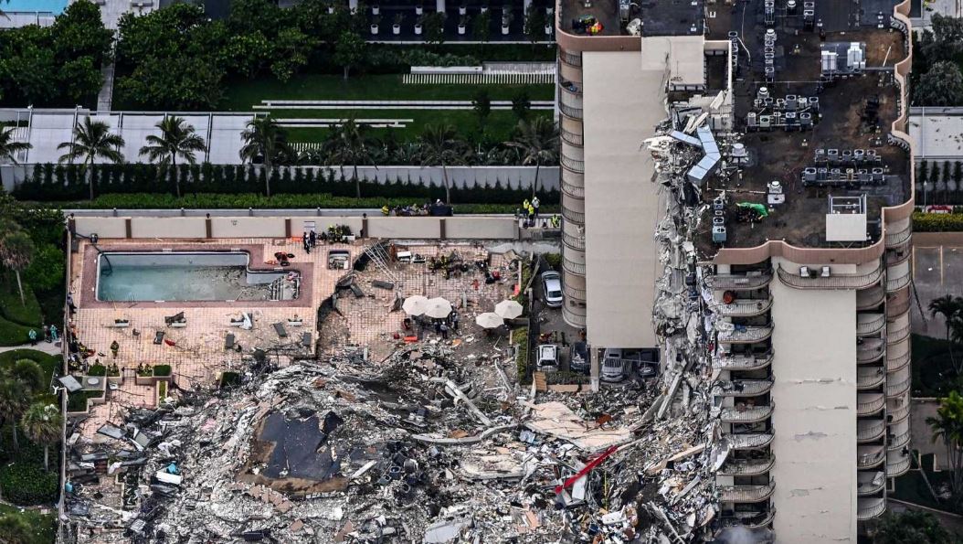 Escena dantesca en la zona del derrumbe del edificio en Miami. Foto: Agencias.