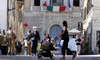 Sin embargo el tapabocas será exigido dentro de lugares cerrados al menos hasta el 31 de marzo, cuando vence el "estado de emergencia". Este jueves el país superó la barrera de los 150.000 muertos desde el inicio de la pandemia. Foto: Télam