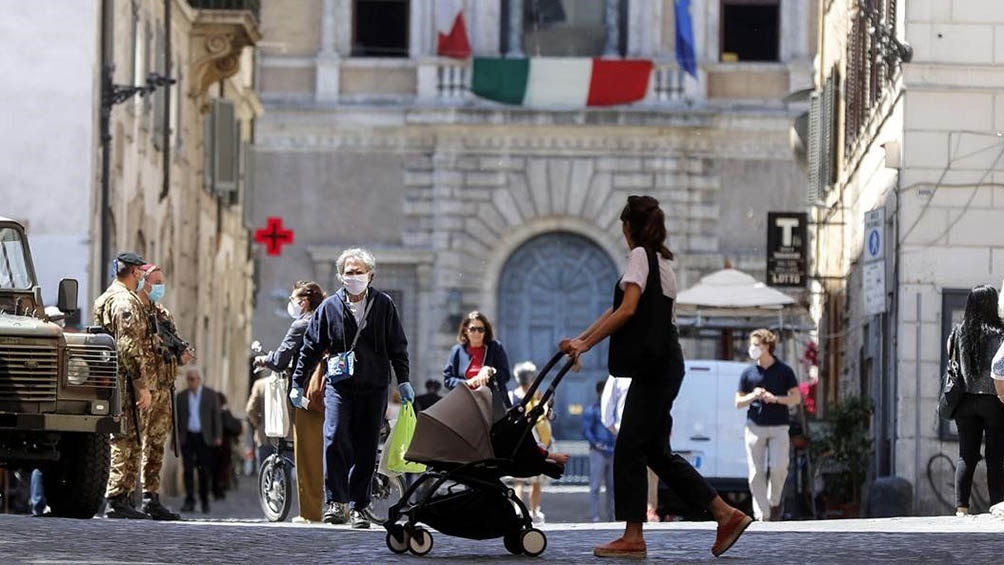 Sin embargo el tapabocas será exigido dentro de lugares cerrados al menos hasta el 31 de marzo, cuando vence el "estado de emergencia". Este jueves el país superó la barrera de los 150.000 muertos desde el inicio de la pandemia. Foto: Télam