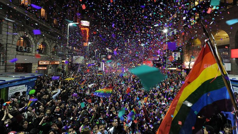 Una multitud en una de las celebraciones pasadas del Orgullo en Montevideo, Uruguay.Foto: BBC.