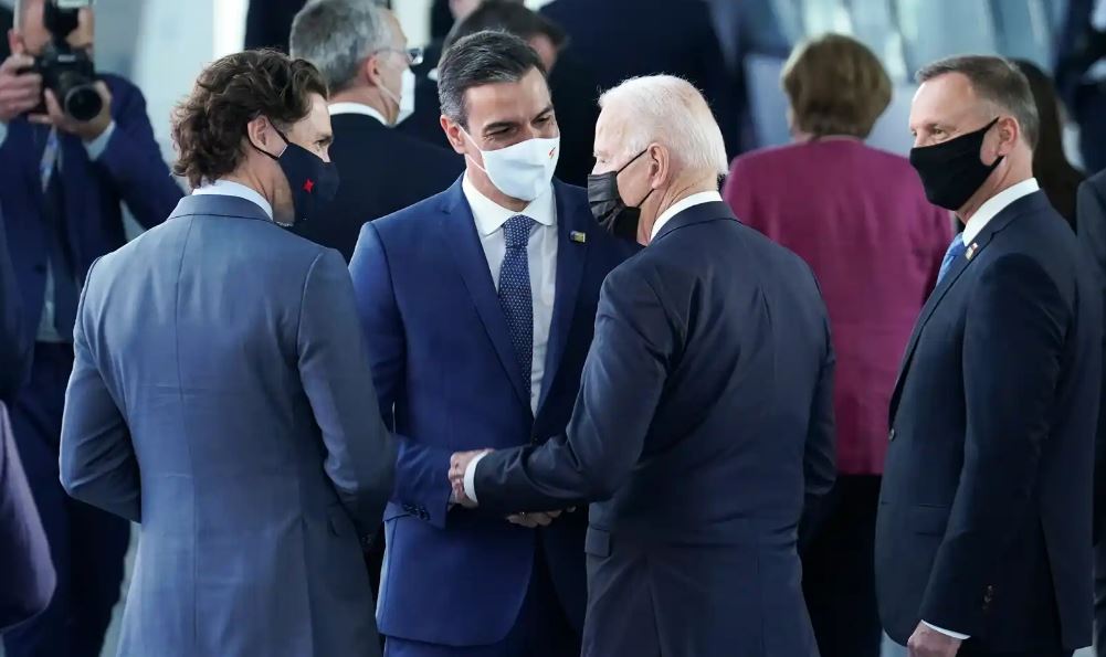 El primer saludo entre Sánchez y Biden en la cumbre de la OTAN en Bruselas. Foto: Agencias.