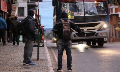 Pasajeros aguardando el micro, en una jornada de frío. Foto ilustrativa