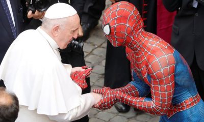 Un solidario Spiderman entregó al Pontífice su máscara de superhéroe. Foto: Agencias.