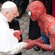 Un solidario Spiderman entregó al Pontífice su máscara de superhéroe. Foto: Agencias.