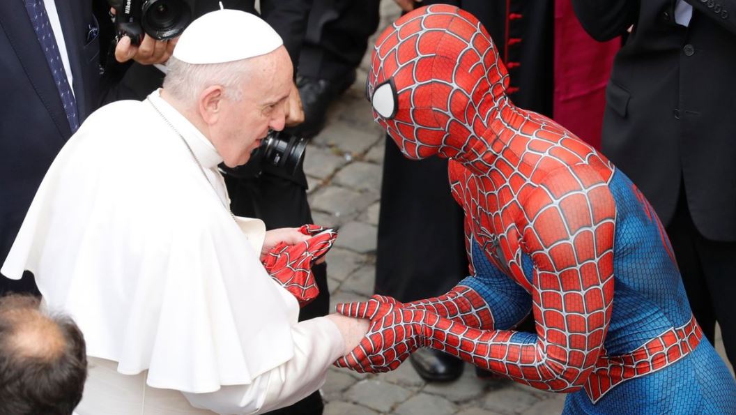 Un solidario Spiderman entregó al Pontífice su máscara de superhéroe. Foto: Agencias.