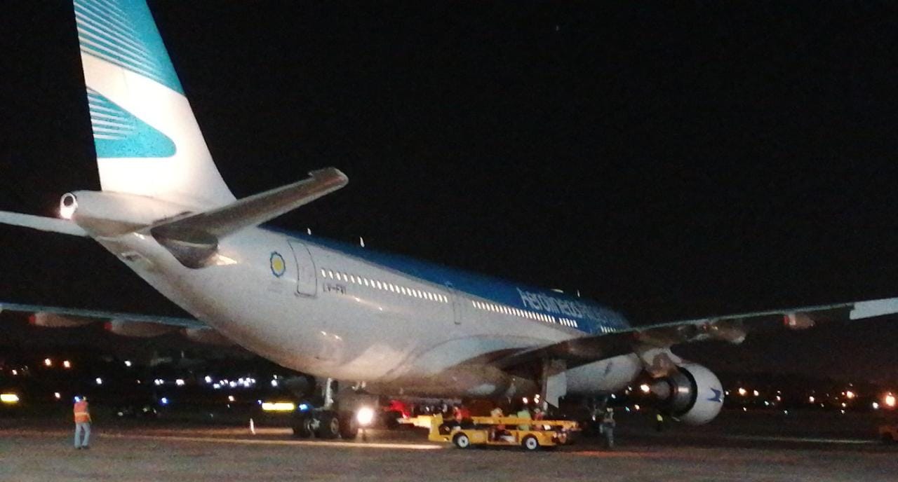 Así llegaba el avión, procedente de Buenos Aires, que transportó las vacunas rusas. Foto: Ñandutí.