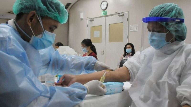 Los trabajadores de la salud comenzarón a ser vacunados con Sinovac en enero. Foto: EPA.