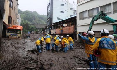 La avalancha de lodo, en varias olas, arrastró postes eléctricos, enterró vehículos y arrancó casas de sus cimientos, destruyendo o dañando un total de 130 edificios. Foto: Picture Aliance.