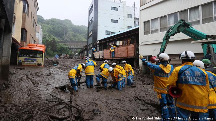 La avalancha de lodo, en varias olas, arrastró postes eléctricos, enterró vehículos y arrancó casas de sus cimientos, destruyendo o dañando un total de 130 edificios. Foto: Picture Aliance.