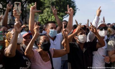 Algunos cubanos han echado mano de trucos para burlar el bloqueo y acceder a redes de conexión. Foto: Picture Aliance.