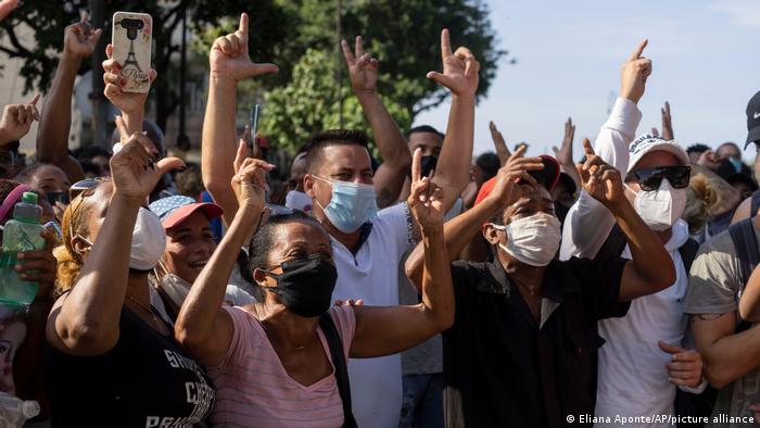 Algunos cubanos han echado mano de trucos para burlar el bloqueo y acceder a redes de conexión. Foto: Picture Aliance.