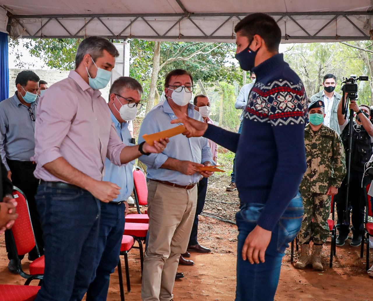 Durante la entrega simbólica de becas. (Foto Presidencia).