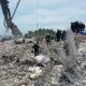 Personal de búsqueda trabaja en los escombros del colapsado condominio. Foto: Infobae.