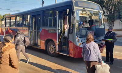 Momento del control de uno de los colectivos. (Dinatran)