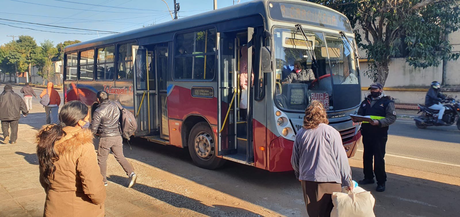 Momento del control de uno de los colectivos. (Dinatran)