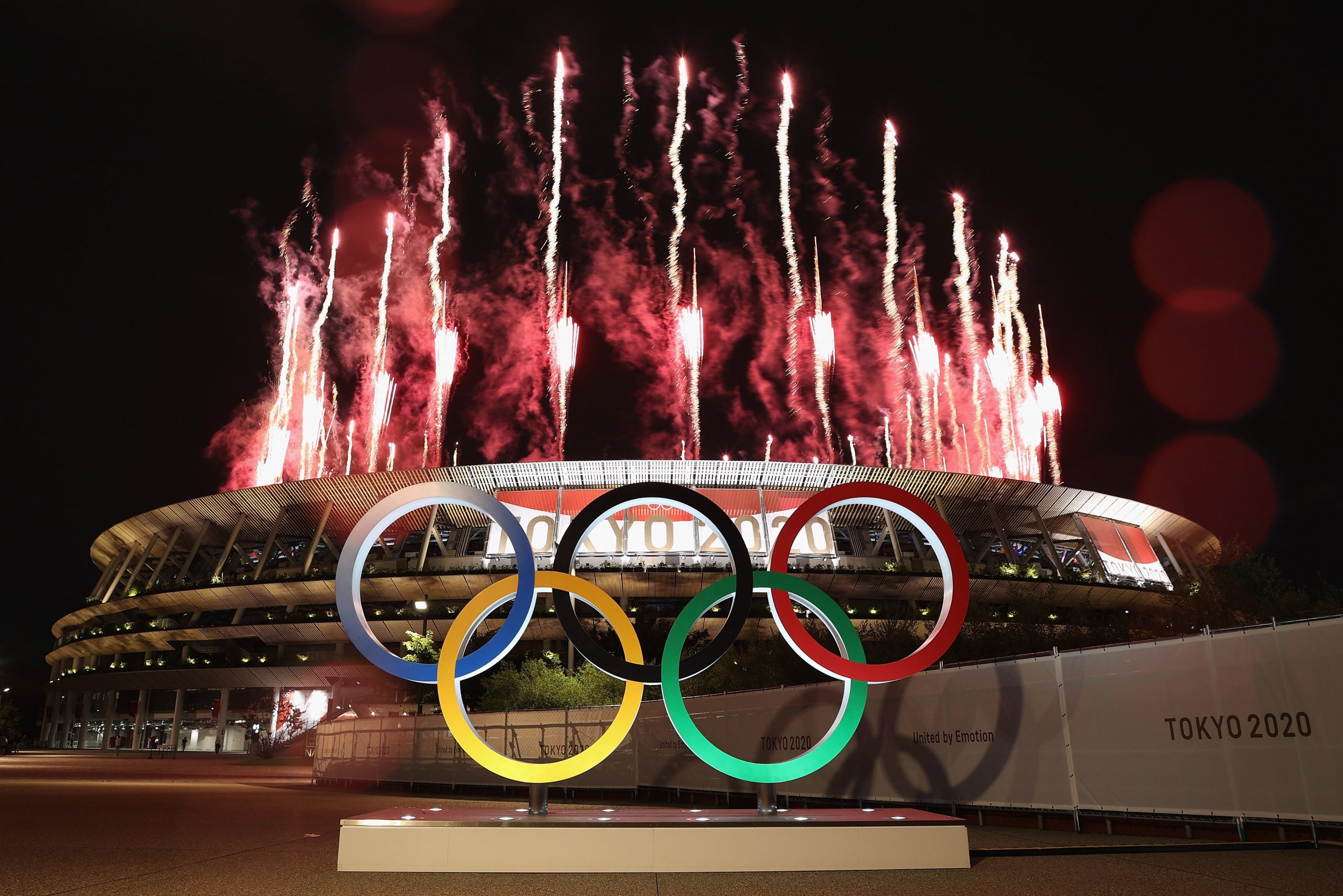 Las afueras del estadio olímpico de Tokyo en el momento de los juegos artificiales. Foto: #Tokyo2020 en Esoañol-Twitter.