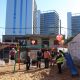 La construcción del parque infantil se da en el marco de los trabajos sociales de la obra de las nuevas Oficinas de Gobierno. Foto: Gentileza.