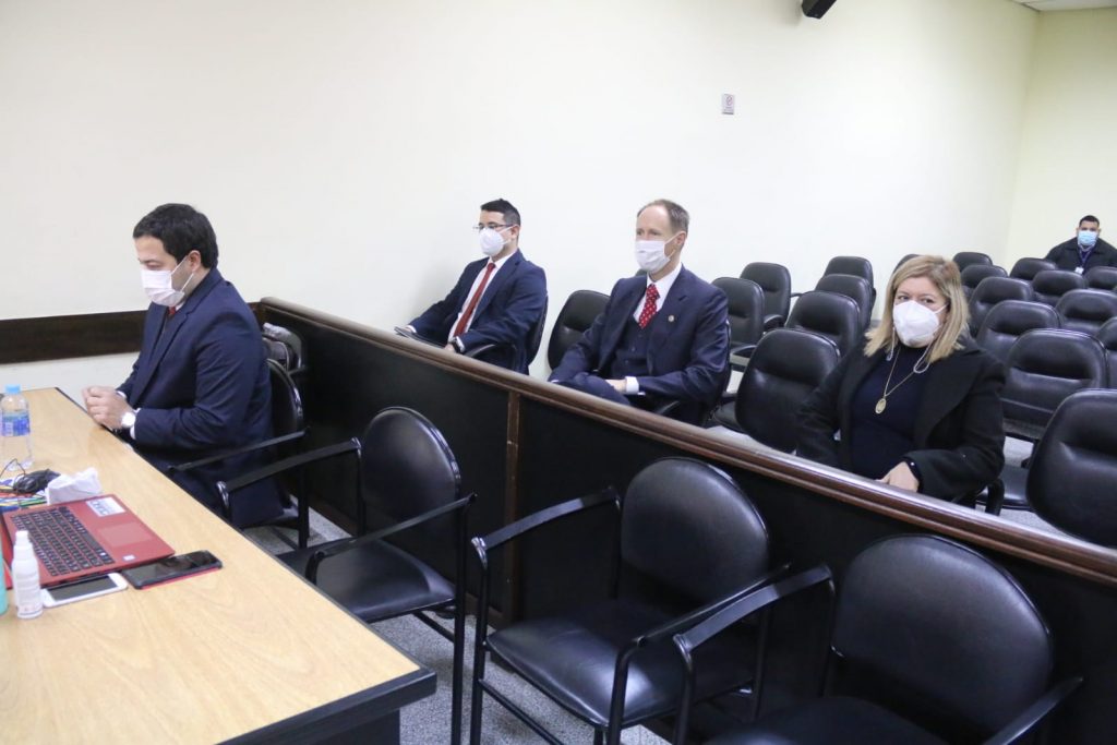 Fiscala Sandra Quiñonez y asesor legal de embajada de Estados Unidos en el audiencia. (Foto Gentileza).