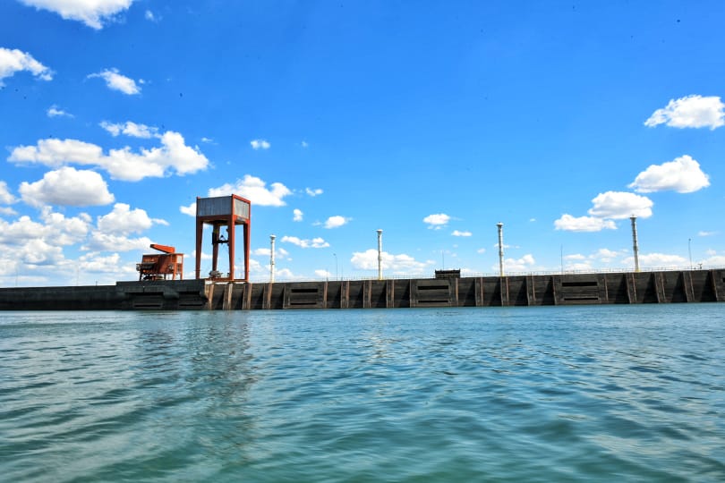 La bajante del río no impide a la central de Itaipú seguir cumpliendo con su compromiso de generación de energía. Foto: Gentileza.