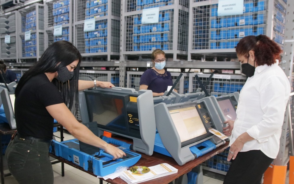 Preparan las máquinas de votación. (Foto TSJE).)