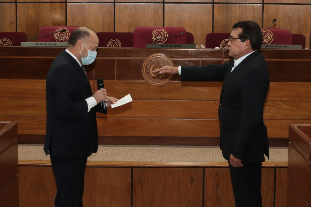 Pedro Santa Cruz, toma juramento. (Foto Senado)