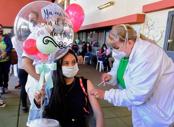 Los adolescentes ya reciben la dosis anticovid. (Radio Nacional)