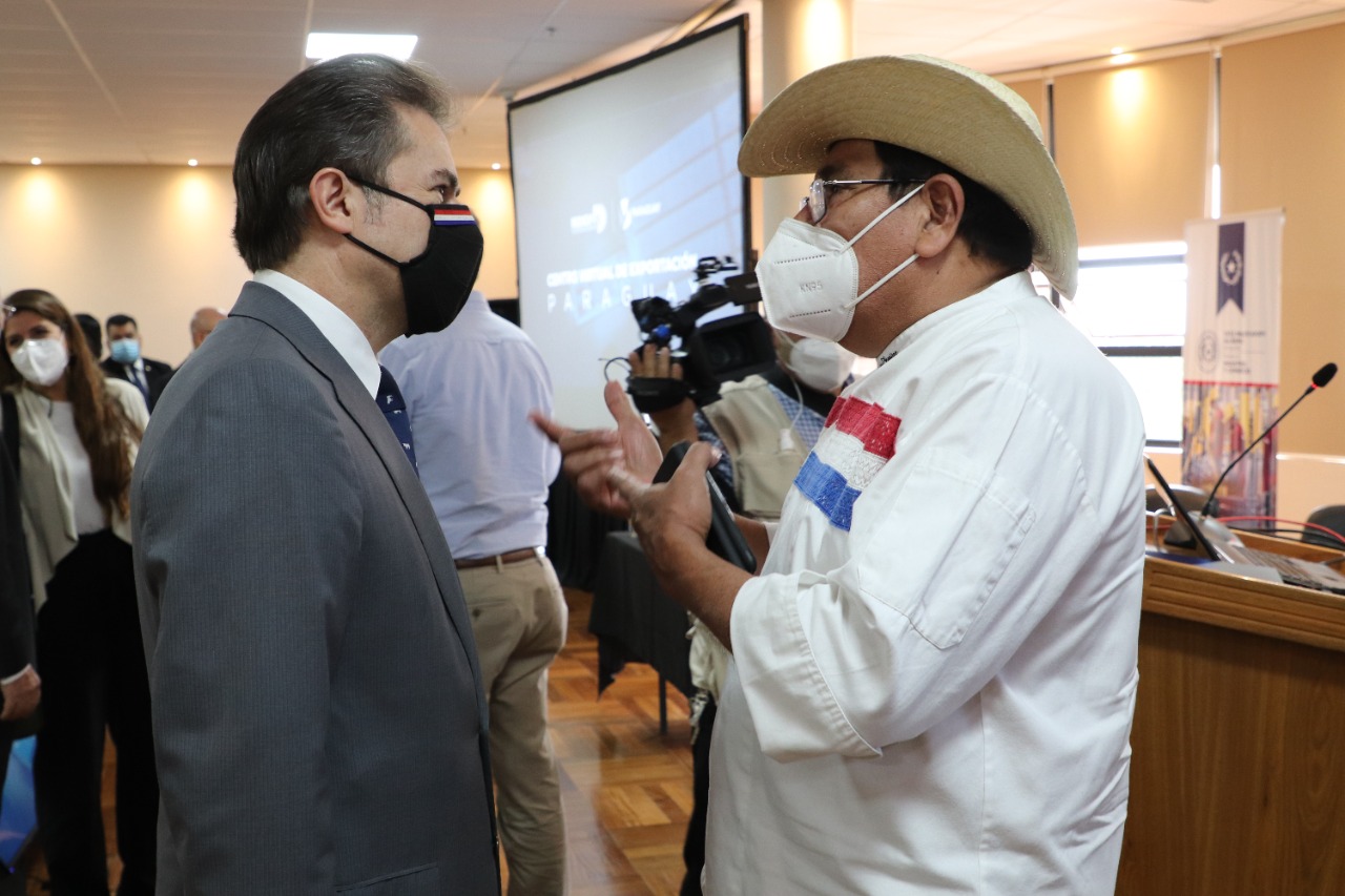 Ministro Luis Castiglioni y Don Benjamín Benítez, de Asado Beníte. Foto: Gentileza