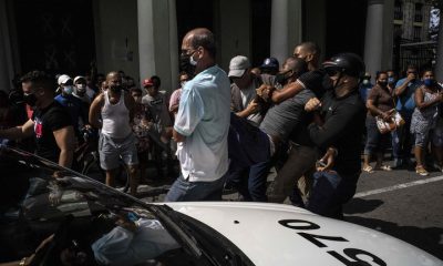 Represión en la marcha de este domingo en Cuba. Foto: Agencias.