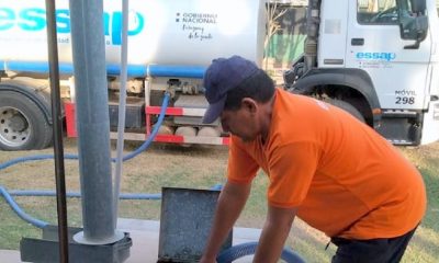 El agua puede ser retirada mediante camiones cisternas o tanques propios de las personas que deseen, acercándose a los Centros de Distribución habilitados. Foto: Gentileza.