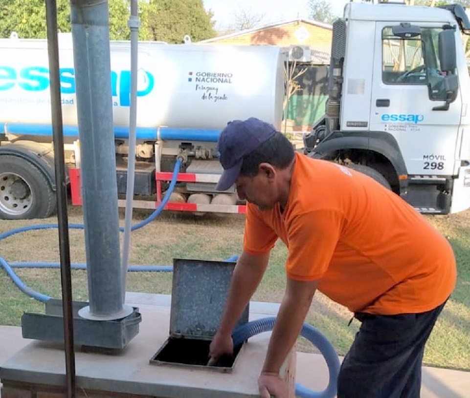 El agua puede ser retirada mediante camiones cisternas o tanques propios de las personas que deseen, acercándose a los Centros de Distribución habilitados. Foto: Gentileza.