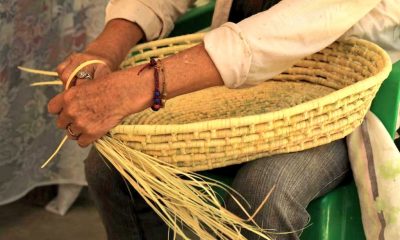 Manos de artesanos en la Feria de Fuerte Olimpo. Foto: Senatur