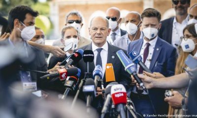 El ministro alemán de Finanzas, Olaf Scholz, se dirige a la prensa para dar a conocer el acuerdo. Foto: DW.