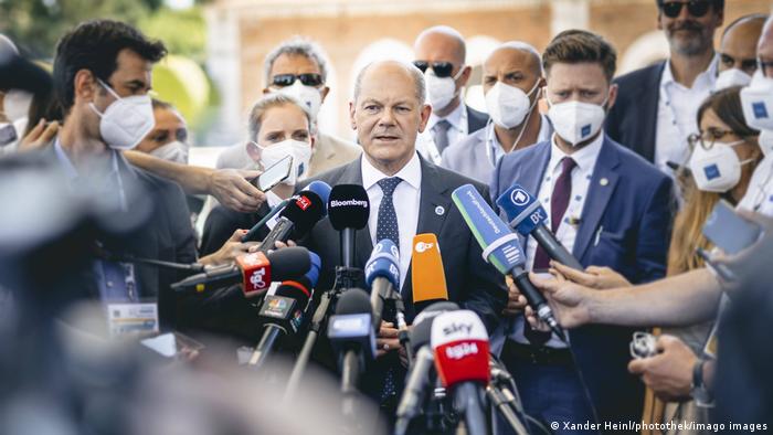 El ministro alemán de Finanzas, Olaf Scholz, se dirige a la prensa para dar a conocer el acuerdo. Foto: DW.