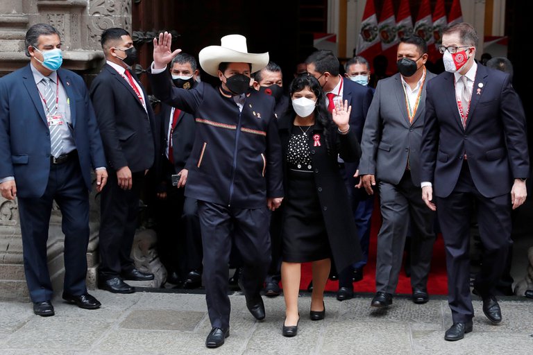 Pedro Castillo, acompañado de su familia, llega al Palacio de Gobierno para la ceremonia de Investidura en Lima. Foto: Agencia.