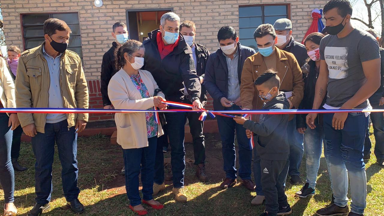 Momento de la entrega de viviendas sociales. (Foto Presidencia).