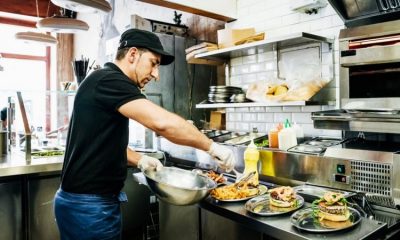 Muchos empleados que consideran que no recibieron las medidas de protección necesarias durante las primeras olas de la pandemia, no desean volver a sus antiguos trabajos. Foto: Getty.